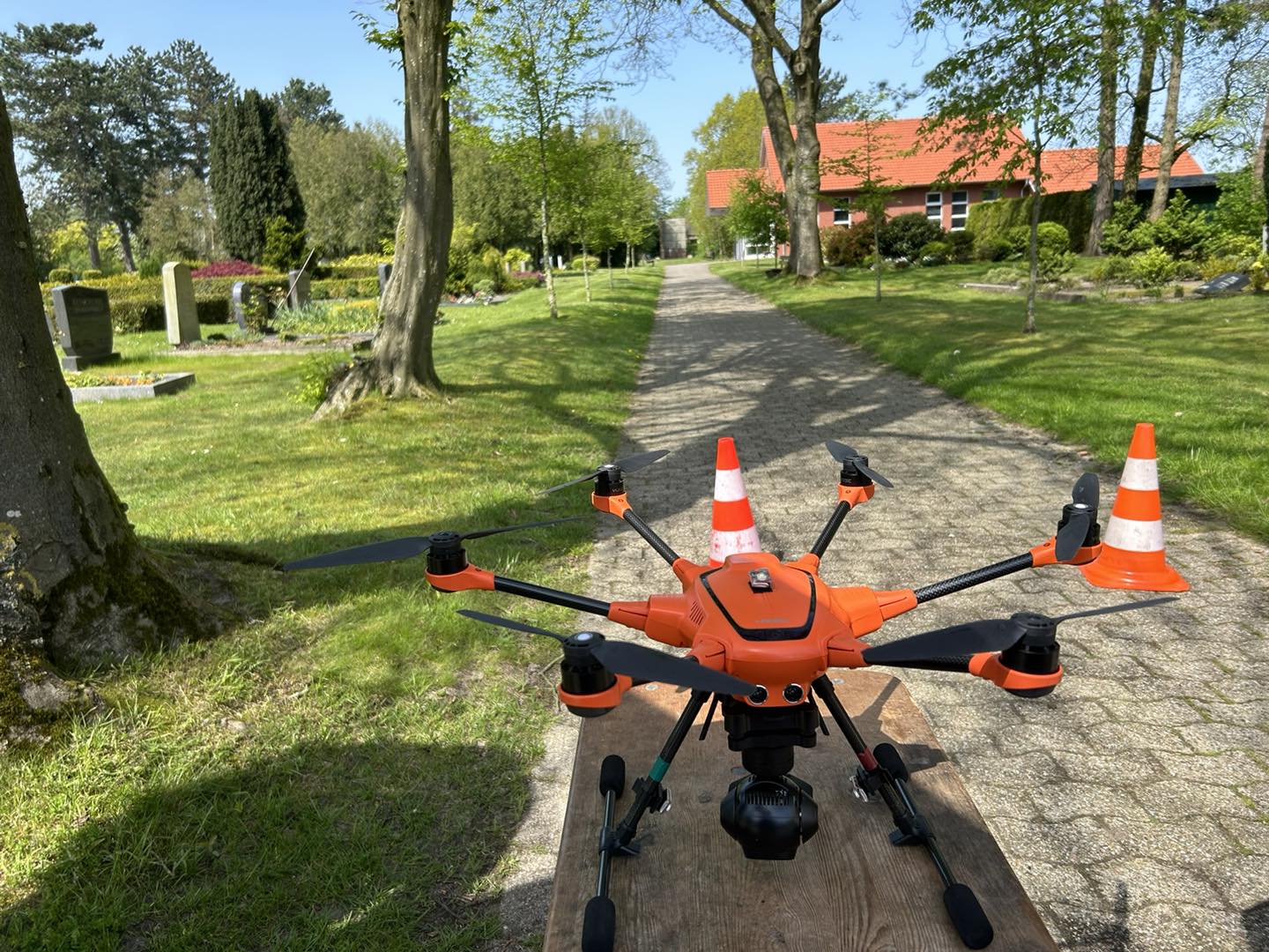 Mehr über den Artikel erfahren 30.04.2024 – Drohnengruppe auf Midlumer Friedhof